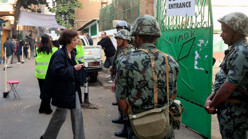 Militaires devant un bureau de vote au Caire. Les Frères musulmans espèrent accentuer leur avance sur les salafistes et les libéraux lors du second tour de la première phase des élections législatives en Egypte. /Photo prise le 5 décembre 2011/REUTERS/Esa