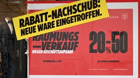 Une affiche annonçant des réductions lors d'une vente de liquidation, à Lüdenscheid (Allemagne), le 16 janvier 2025. 