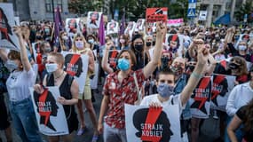 Vendredi, environ 2000 personnes ont manifesté à Varsovie pour protester contre cette décision du gouvernement polonais.