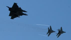 Deux Mig-29 polonais, à droite, aux côtés de Rafales français (à gauche), le 29 avril 2014 en Pologne. PHOTO D'ILLUSTRATION