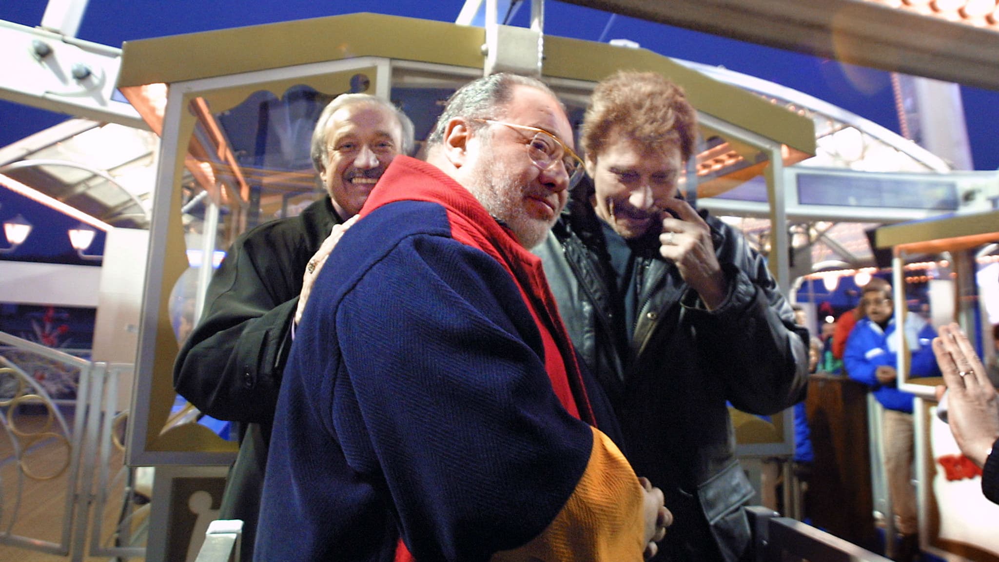 Johnny Hallyday et Carlos en compagnie de Marcel Campion, lors d'une réunion de soutien au maintien de la grande roue en 2000.