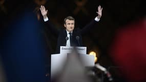 Emmanuel Macron après sa victoire à l'élection présidentielle, le 7 mai face à la pyramide du Louvre.