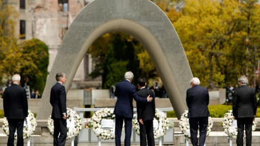 John Kerry et Fumio Kishida devant le cénotaphe qui abrite les noms des victimes du bombardement atomique, le 11 avril 2016 à Hiroshima John Kerry et Fumio Kishida devant le cénotaphe qui abrite les noms des victimes du bombardement atomique, le 11 avril 2016 à Hiroshima