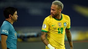 Neymar et l'arbitre de Brésil-Pérou