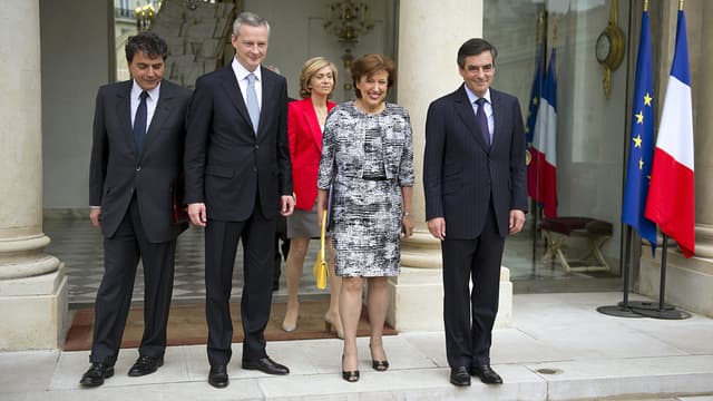 Roselyne Bachelot, au centre, sur le perron de l'Elysée, à l'issue du dernier conseil des ministres du quinquennat de Nicolas Sarkozy.
