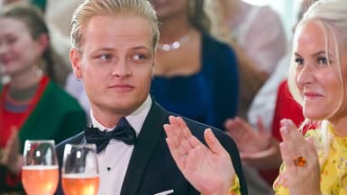 Marius Borg Høiby assis à côté de sa mère, la princesse héritière de Norvège, Mette-Marit, le 16 juin 2022 à Oslo.