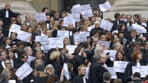 Des avocats manifestent le 16 octobre 2015 en face du Palais de justice de Paris contre la réforme de l'aide juridictionnelle