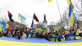 Les manifestants, dont de nombreux Ukrainiens et Russes opposés à la guerre, étaient réunis place de la République à Paris