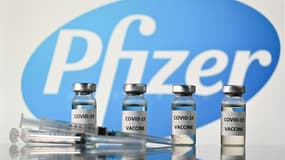 Photo d'illustration prise le 17 novembre 2020 montrant des flacons et des seringues, avec le logo du laboratoire américain Pfizer