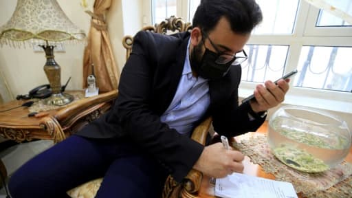 Le Dr Sami Yahya al-Hajj au téléphone avec un patient, à Sanaa, au Yémen, le 2 juin 2020