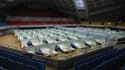 Des lits sont disposés dans un stade de Pékin, en Chine, le 20 décembre 2022.