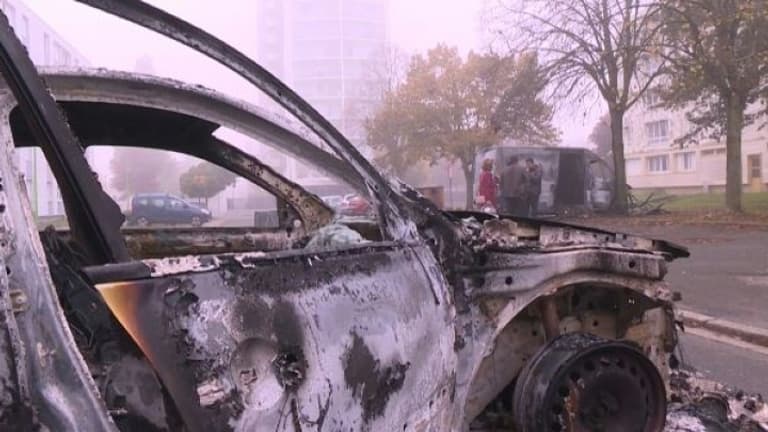 Image tirée d'une vidéo de l'AFPTV montrant un véhicule brûlé dans un quartier d'Alençon après une nuit de violences urbaines, le 27 octobre 2021 Image tirée d'une vidéo de l'AFPTV montrant un véhicule brûlé dans un quartier d'Alençon après une nuit de violences urbaines, le 27 octobre 2021