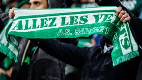 Une écharpe aux couleurs de l'AS Saint-Etienne pendant un match de Ligue 1, le 22 février 2025