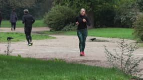 Une coureuse à pied dans le bois de Boulogne