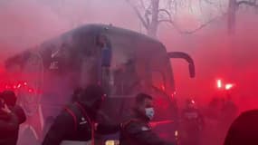 Le car du PSG entouré par des supporters, le 17 mars 2021