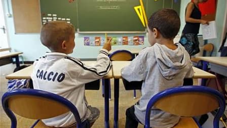 Près de 6% des enseignants des collèges et lycées étaient en grève lundi contre la politique budgétaire et éducative, selon le ministère, le Snes-FSU annonçant pour sa part un taux de 30% pour l'ensemble des personnels. /Photo d'archives/REUTERS/Jean-Paul