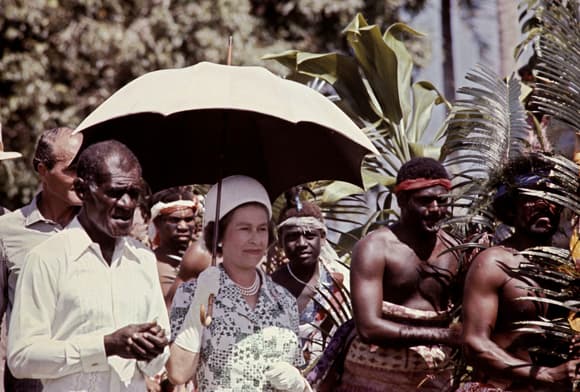 La reine Elizabeth, en visite officielle dans les Nouvelles Hébrides, en février 1974.