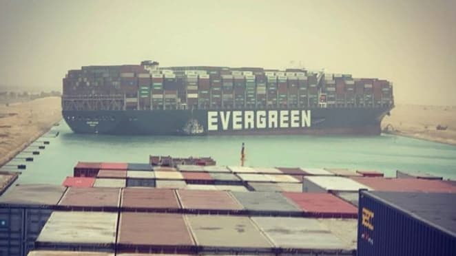 EN IMAGES - Un navire de de 400 mètres de long s'échoue et bloque totalement le canal de Suez