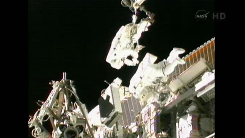 Deux astronautes, l'Américaine Sunita Williams et le Japonais Akihiki Hoshide, sont sortis mercredi de la Station spatiale internationale (ISS) afin de tenter, pour la seconde fois, d'installer un nouvel élément de récupération d'énergie. /Image prise le