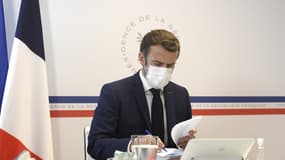 Emmanuel Macron présidant le Conseil de défense sanitaire, le 27 décembre 2021.