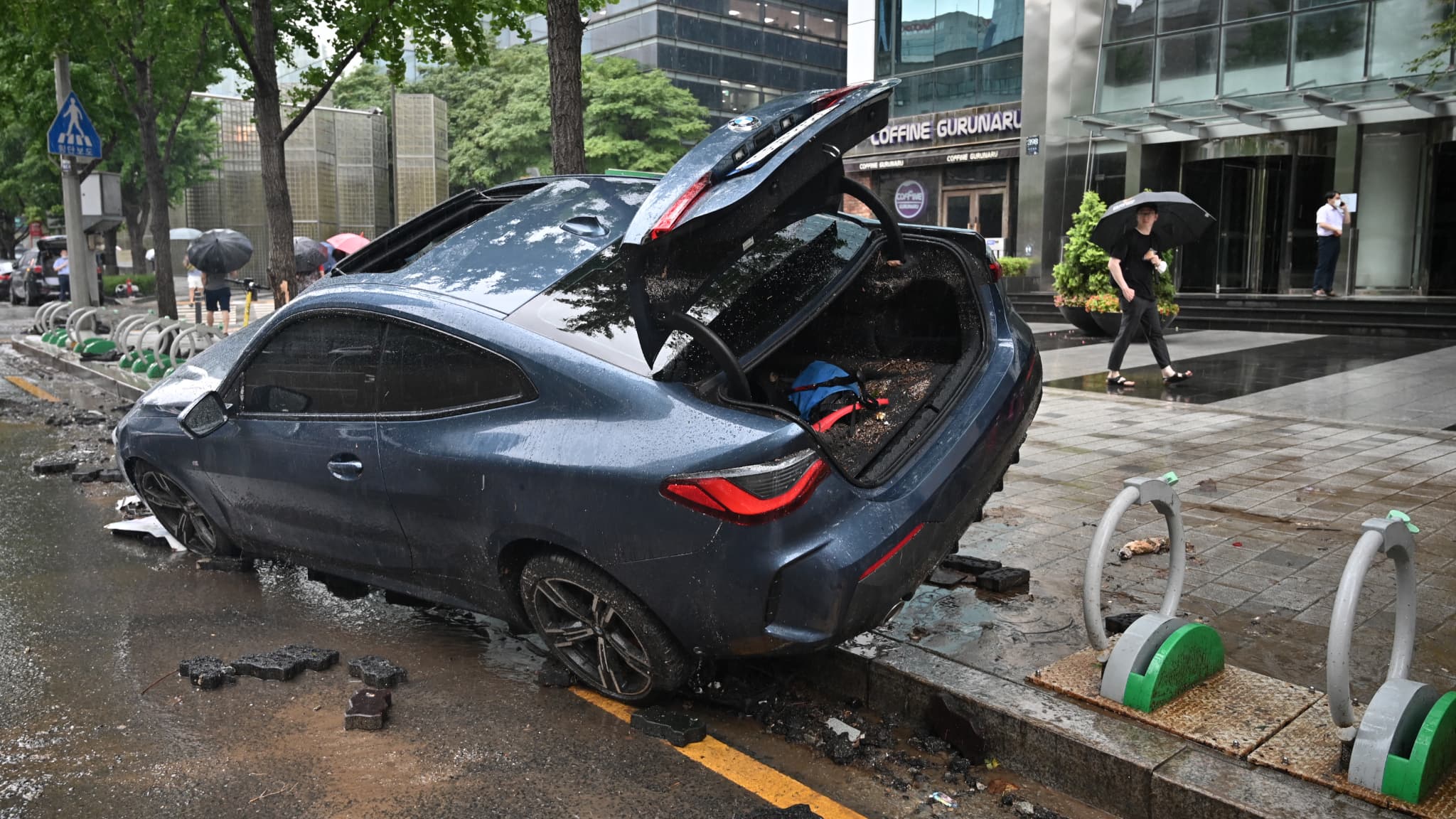 Une voiture endommagée par les inondations dans le quartier de Gangnam, à Séoul, le 9 août