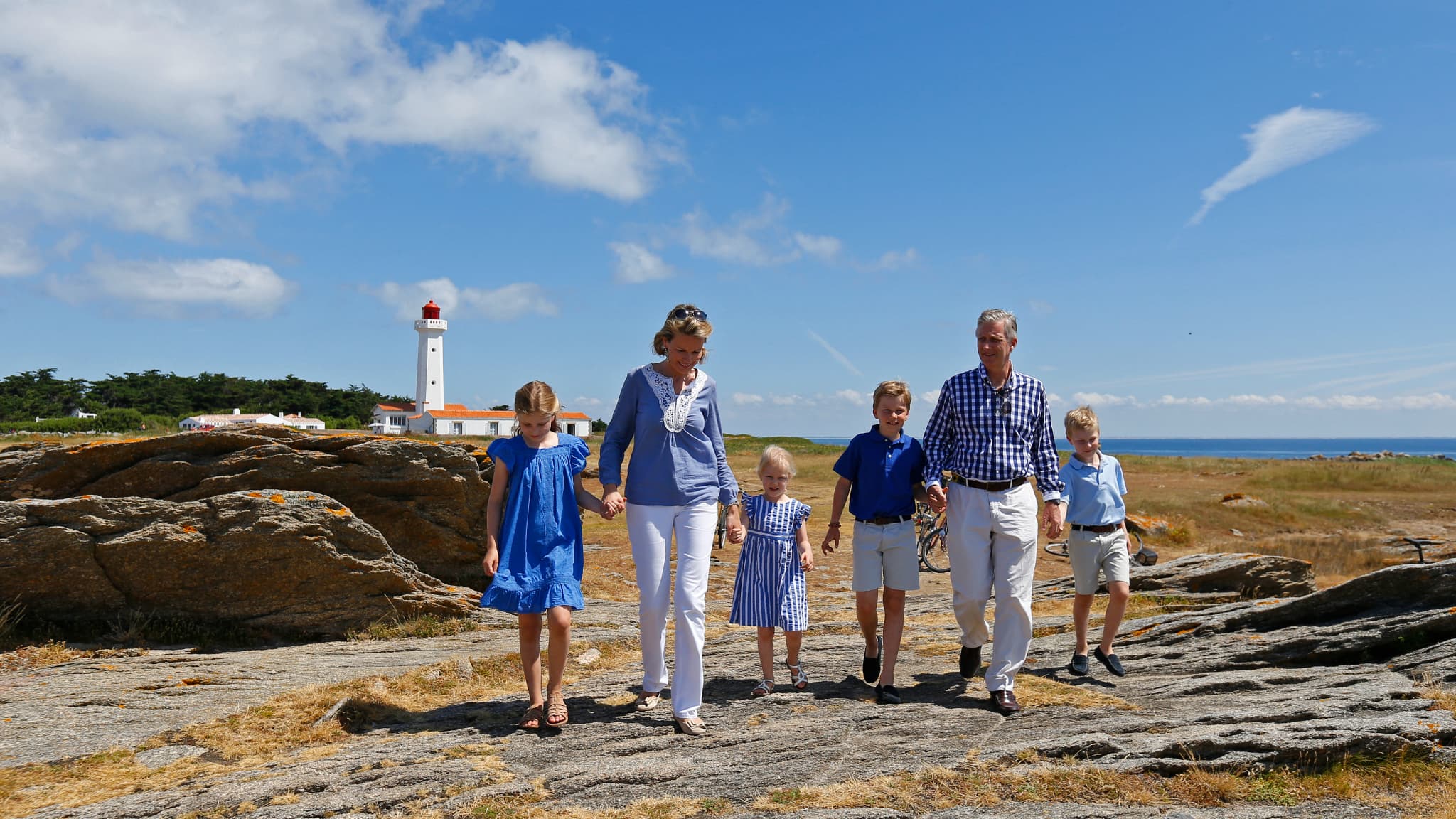 Le roi Philippe et la reine Mathilde de Belgique, sur l'île d'Yeu en Vendée avec leurs enfants Eleonore, Gabriel et Emmanuel en juillet 2013.