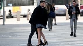 Un couple s'embrassant à Paris, le 22 mars 2022