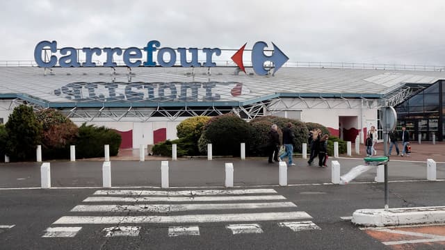 Les syndicats contre l'ouverture des hypermarchés Carrefour le dimanche matin.