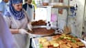 Une femme prépare de la nourriture lors du ramadan dans le quartier Barbès, le 27 mai 2017 à Paris. 