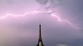 Un éclair a été observé au-dessus de la Tour Eiffel à quelques minutes du départ de l'épreuve de marche sur 20 km des JO de Paris 2024.