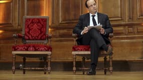 En renonçant à ramener les déficits publics à 3% en 2013, socle de son programme électoral, François Hollande déçoit un pays confronté aux contradictions d'un exécutif contraint de revenir sur ses promesses tout en tentant de préserver l'unité sociale. /P