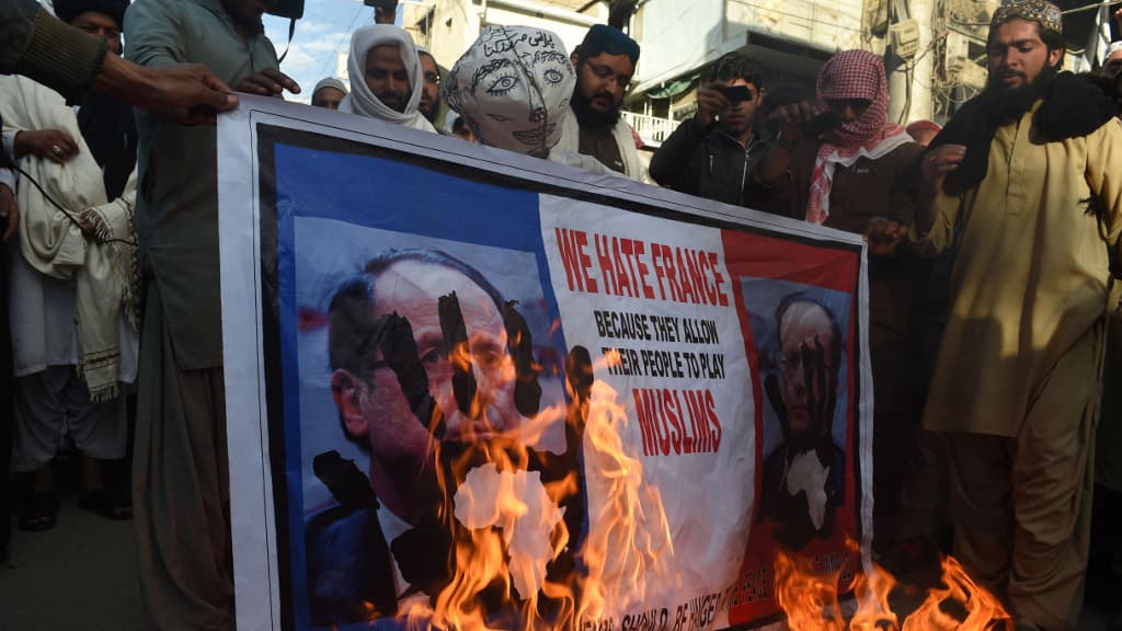 Des manifestants brûlent un portrait de François Hollande à Quetta, au sud-ouest du Pakistan, le 18 janvier 2015. Des manifestants brûlent un portrait de François Hollande à Quetta, au sud-ouest du Pakistan, le 18 janvier 2015.