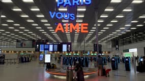 Orly, qui accueille de plus en plus des vols "low cost" court et moyen-courrier, qui ont le vent en poupe, tire la tendance vers le haut.