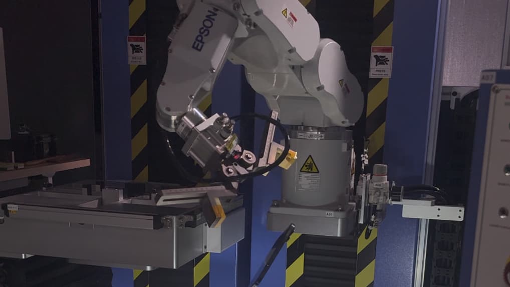 L'iPhone subit de multiples chutes, lâché par un bras robotique