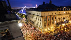 La foule enthousiaste en 2015 sur la place de la Mairie à Bayonne. 

