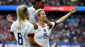 Megna Rapinoe félicitée par ses partenaires du Team USA 