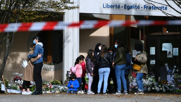 Hommage au professeur assassiné Samuel Paty devant le collège où il enseignait à Conflans-Sainte-Honorine le 19 octobre 2020