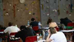 Des élèves passent l'épreuve de philosophie du baccalauréat à lycée Michel de Montaigne à Mulhouse, le 16 juin 2025 dans le Haut-Rhin
