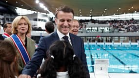 Emmanuel Macron à la piscine olympique le 4 avril 2024