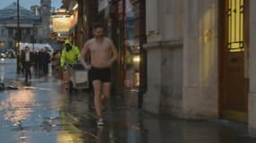 Le journaliste britannique Dan Hodges a couru en sous-vêtements sous une pluie battante dans le centre de Londres mercredi.