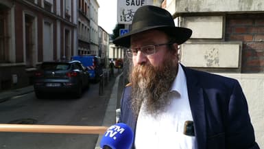 Le rabbin de Rouen, Chmouel Lubecki, à proximité de la synagogue incendiée ce vendredi 17 mai. 