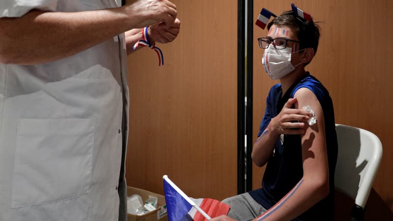 Un jeune supporter de l'équipe de France reçoit une dose de Pfizer lors d'une opération de vaccination sur une fan-zone déployée pour l'Euro, à Poissy, le 23 juin 2021. (photo d'illustration)