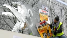 Manifestation des salariés de PSA Aulnay-sous-Bois devant le siège de Peugeot à Paris.