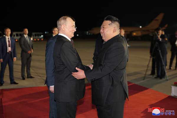 Le dirigeant nord-coréen Kim Jong Un accueille le président russe Vladimir Poutine à son arrivée à l'aéroport de Pyongyang, le 19 juin 2024.