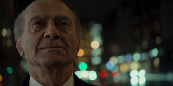 Salim Daw, dans le rôle de Mohamed Al-Fayed dans The Crown, saison 6.