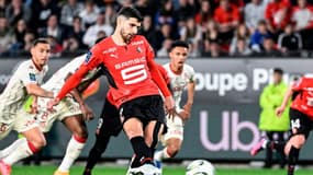 L'attaquant de Rennes Martin Terrier transforme un penalty contre Monaco, le 15 avril 2022 au Roazhon Park
