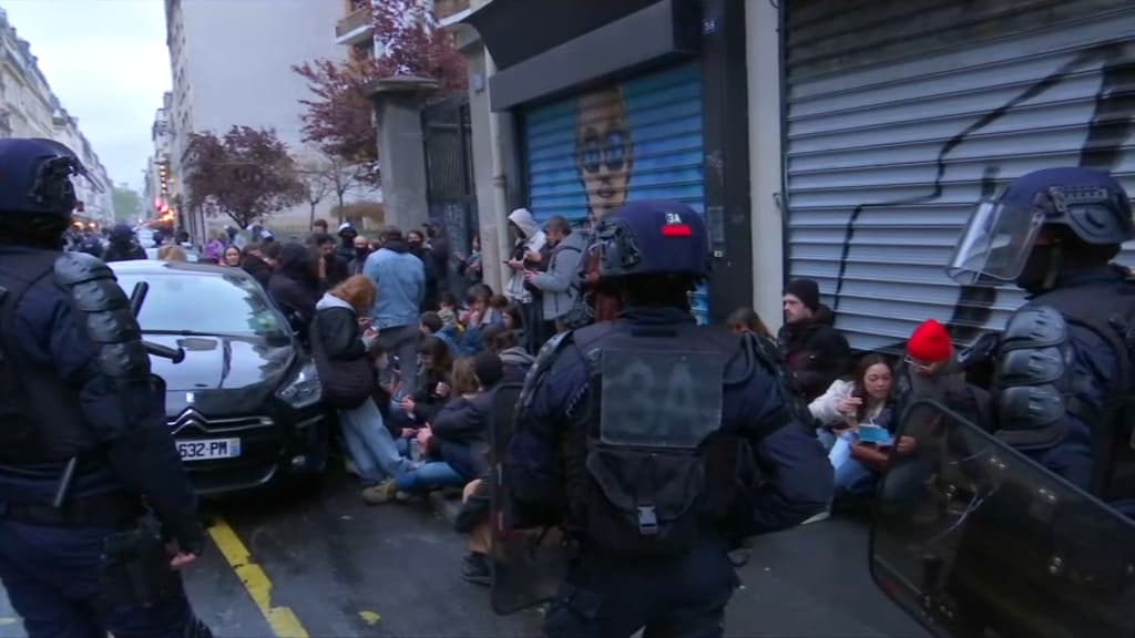 Un groupe de manifestants est bloqué par des CRS ce vendredi à Paris