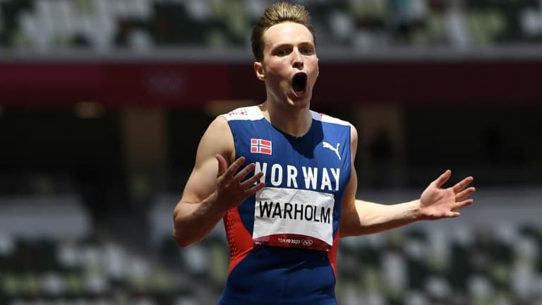 Le Norvégien Karsten Warholm après sa victoire sur le 400 m haies en battant le record du monde, le 3 août 2021 lors des Jeux olympiques de Tokyo Le Norvégien Karsten Warholm après sa victoire sur le 400 m haies en battant le record du monde, le 3 août 2021 lors des Jeux olympiques de Tokyo
