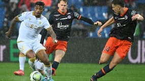 Le milieu niçois Mario Lemina pressé par les Montpelliérains Maxime Esteve et Nicolas Cozza lors du match nul (0-0) à la Mosson, le 12 mars 2022 