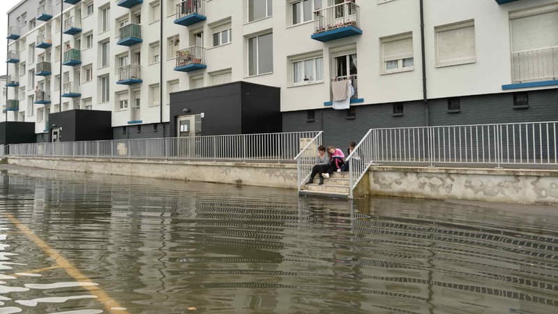 Vue d'une rue inondée à cause de la crue de la Seine, à Elbeuf, le 5 juin 2016.